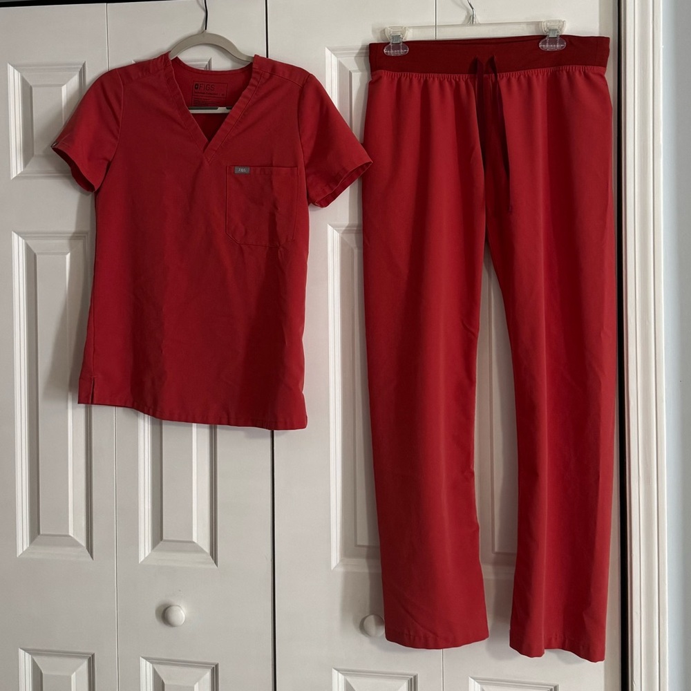 Figs Coral/Red Women’s Scrub Pants & Top Set